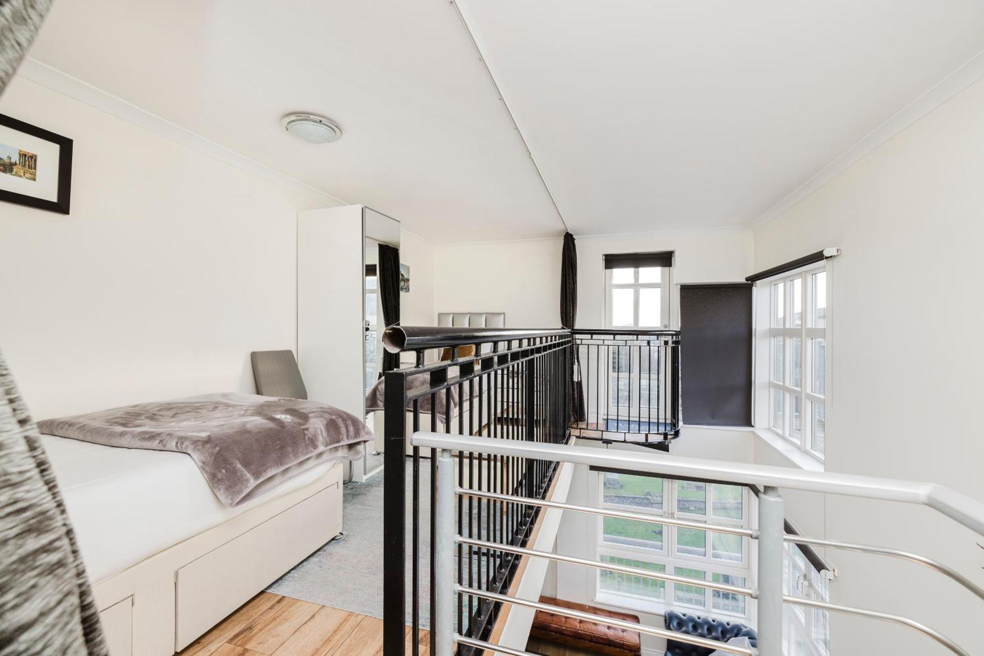 Joivy Stylish Apartment With Balcony In Old Town Edinburgh Bagian luar foto