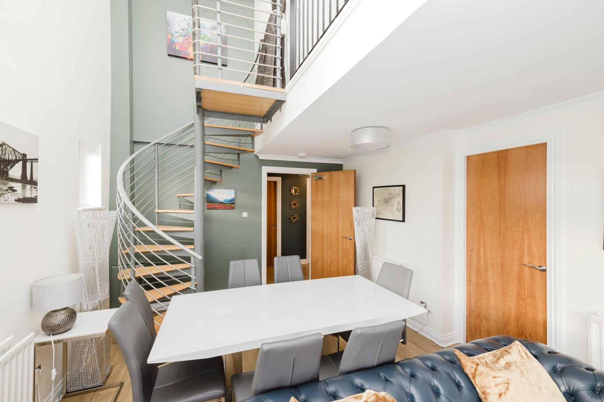 Joivy Stylish Apartment With Balcony In Old Town Edinburgh Bagian luar foto